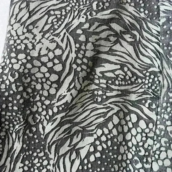 Nydj Pull-On Shadow Animal Charcoal Skinny Jean Women's Size 2 - Picture 4 of 8